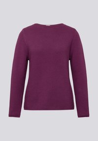 Lila gerippter Strickpullover mit langen Ärmeln und Rundhalsausschnitt, ausgestattet mit strukturiertem Material und seitlichen Schlitzen für Bewegungsfreiheit.