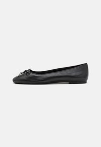 Ballerine in pelle nera con punta tonda e dettaglio a fiocco sulla parte anteriore. La scarpa presenta una suola piatta e una texture liscia.