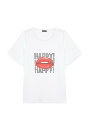 Witte katoenen t-shirt met korte mouwen, ronde halslijn, met een grafiek van rode lippen en de tekst "HAPPY!" in zwart en zilver.