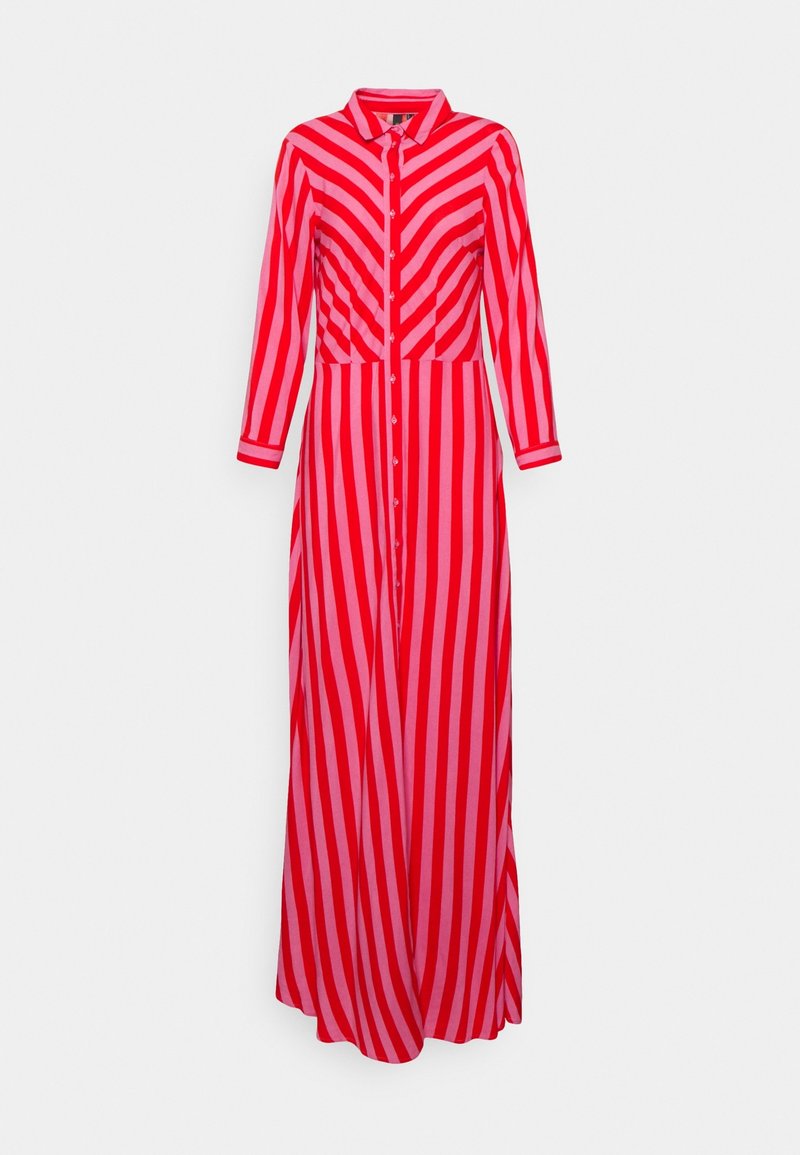 Robe-chemise maxi à manches longues, avec des rayures verticales rouges et roses, fermeture boutonnée sur le devant, et col. Texture de tissu doux.