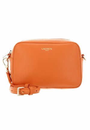 Orange rechteckige Leder-Umhängetasche mit verstellbarem Riemen und silberner Hardware, vorne mit der Marke Lacoste Paris.