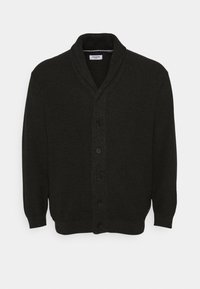 Dunkelgrüne Strickjacke mit einem Schalkragen, sieben Knöpfen an der Vorderseite sowie gerippten Bündchen und Saum. Strukturierter Stoff insgesamt.