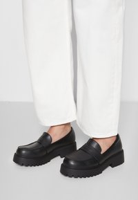 Monki Sapatos sem atacadores - black dark