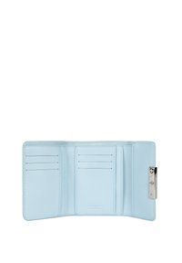 Portafoglio in pelle azzurro chiaro con più scomparti per carte, una texture liscia e una chiusura a scatto in metallo argentato. Design compatto e pieghevole.