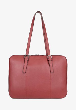 Sac fourre-tout en cuir rouge avec deux anses plates, fermeture éclair, texture lisse, forme rectangulaire et design minimaliste, mettant en valeur des détails de couture subtils.