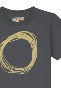 Grijze katoenen t-shirt met een groot, getextureerd gouden cirkelontwerp op de voorkant. Het label zegt "WATABOUT KIDS" in meerkleurige letters.