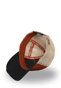 Gorra de béisbol con frente rojo-marrón y visera negra, con laterales de malla, forro interior con marca y cierre ajustable tipo snapback.