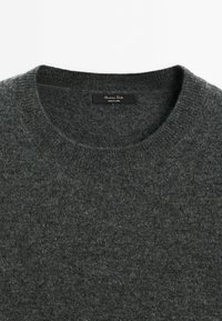 Pull gris foncé à col rond en maille douce. Présente une texture lisse et un col côtelé. Étiquette indiquant "Massimo Dutti."