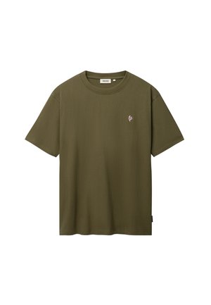 T-shirt verde oliva a maniche corte con un piccolo logo a ramo rosa sul petto a sinistra e scollatura rotonda.