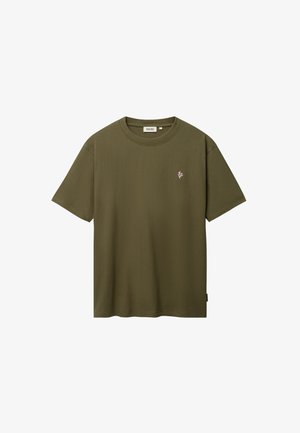 Olivengrøn t-shirt med korte ærmer, med en lille lyserød grenklogo på venstre bryst og rund halsudskæring.
