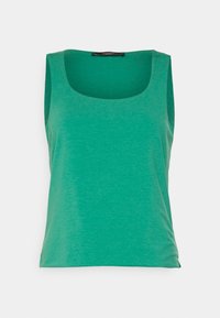 Camiseta sin mangas verde con escote redondo, confeccionada en tela suave y ligera con un acabado ligeramente texturizado. Diseño básico, sin estampados.