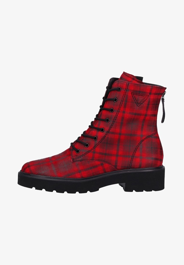Bottine à lacets à carreaux rouges et noirs avec semelle noire robuste et tirette zippée au dos.