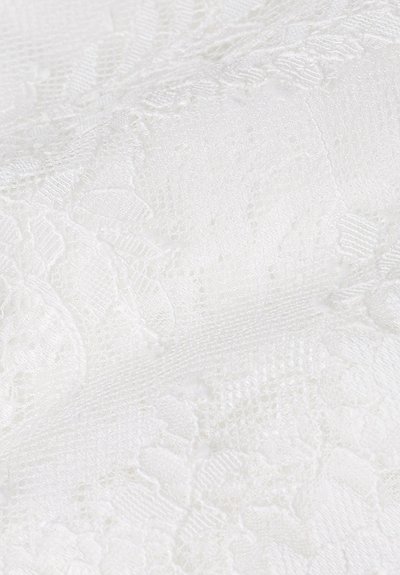 Țesătură de dantelă albă cu modele florale intricate și o suprafață texturată, având o calitate transparentă care permite luminii să pătrundă.