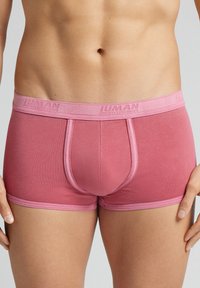Rosa bomullsboxer med logoband. Har platt sömmar och en åtsittande passform, designad för komfort och stöd.