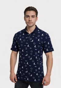 Tengerészeti mintázatú navy póló, vitorlásokkal, hullámokkal és geometriai formákkal. Könnyű anyagból készült, gallérral.