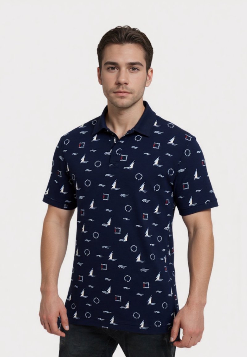 Tengerészeti mintázatú navy póló, vitorlásokkal, hullámokkal és geometriai formákkal. Könnyű anyagból készült, gallérral.