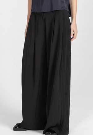 - Spodnie materiałowe