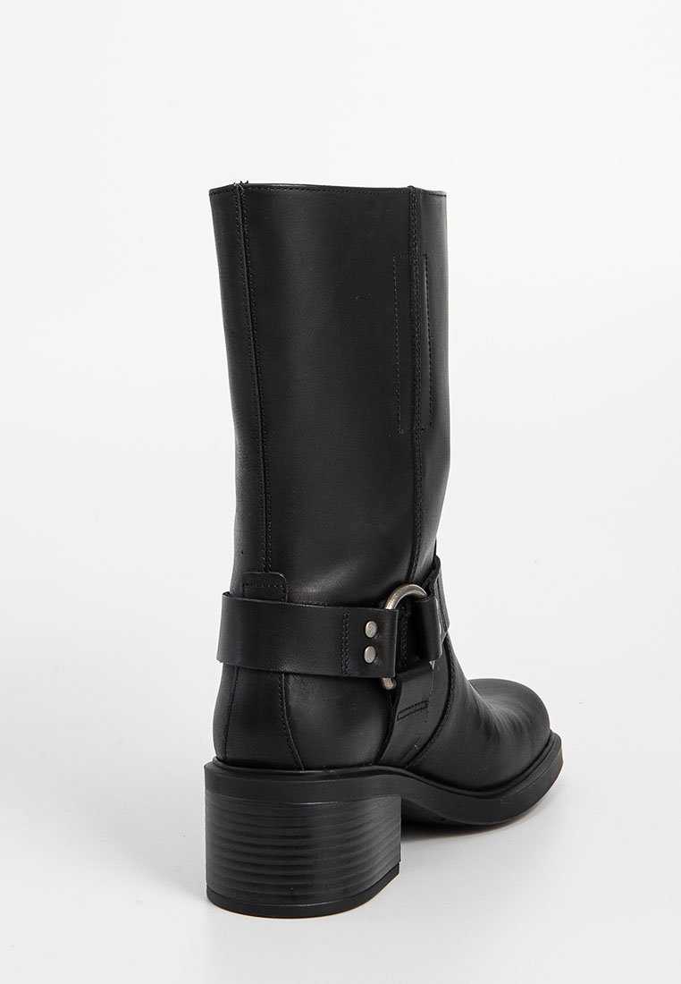 Schwarze Lederstiefel bis zum Knie mit runder Spitze, klobigem Absatz, seitlichem Schnallenakzent und glatter Textur, die vertikale Nähte am Schaft aufweisen.