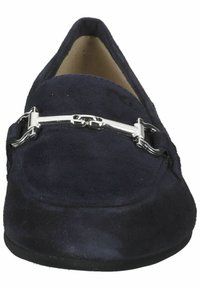 Mocassino in suede blu navy con un elegante dettaglio in metallo argentato sulla tomaia. Sole piatto nero con una texture liscia e senza motivi visibili.