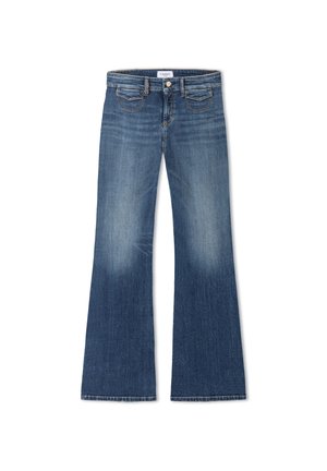 Jean en denim bleu avec un léger évasement au niveau des jambes, bouton et fermeture éclair à l'avant, poches avant et zones subtilement décolorées sur les cuisses.