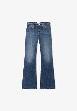 Jean en denim bleu avec un léger évasement au niveau des jambes, bouton et fermeture éclair à l'avant, poches avant et zones subtilement décolorées sur les cuisses.