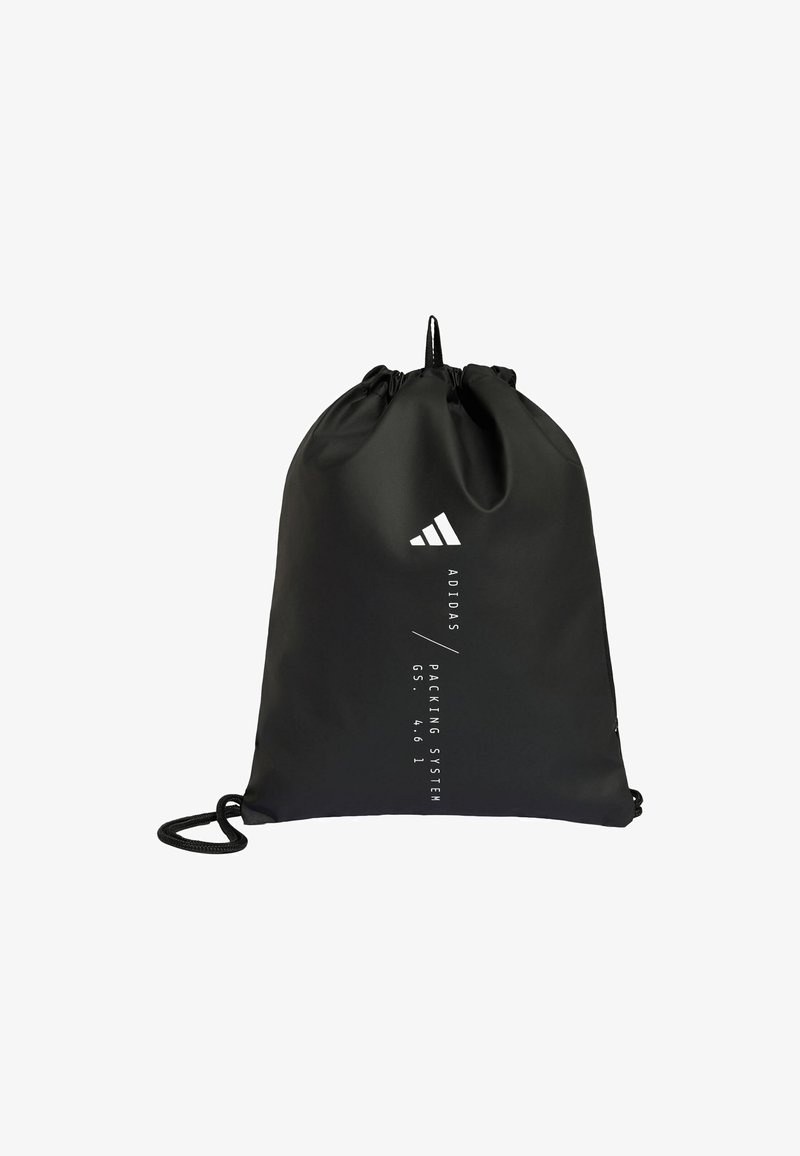 Bolsa negra de Adidas con cordón, con logo blanco y texto vertical "ADIDAS / PACKING SYSTEM" en la parte delantera.