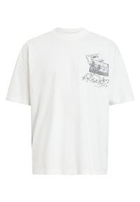Tricou alb din bumbac, cu o croială lejeră, având o grafică neagră cu casete audio și cuvântul "Albasit" pe partea stângă a pieptului.
