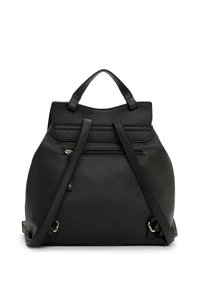 Mochila de cuero negro con acabado texturizado, dos correas para los hombros, asa superior y bolsillo frontal con cremallera. Cuenta con bordes suaves y herrajes plateados.
