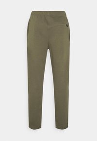 Olijfgroene joggingsbroek van zacht materiaal, met taps toelopende pijpen, een elastische tailleband, zijzakken en een achterzak met een label.