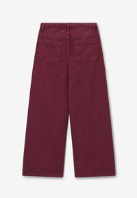 Pantalons larges bordeaux en coton avec une finition texturée, dotés de deux poches arrières et d'une coupe droite, adaptés pour un usage décontracté.