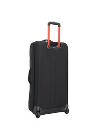 Czarna twarda walizka z wytłoczonym logo, pomarańczowy teleskopowy uchwyt i dwa gładko toczące się kółka. Kompaktowy i aerodynamiczny kształt.