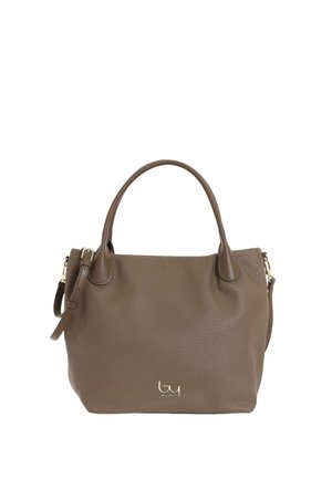 Borsa marrone in pelle testurizzata con doppi manici, tracolla regolabile e piccolo logo del marchio dorato al centro sul davanti.