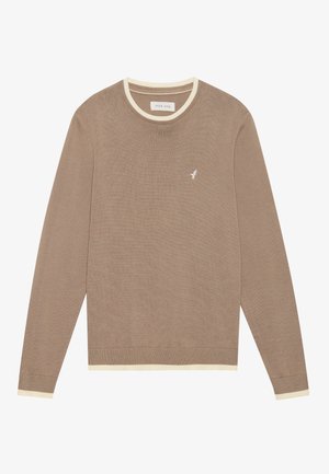 Brązowy sweter dzianinowy z kremowym prążkowanym kołnierzykiem i mankietami, z małym białym logo ptaka po lewej stronie klatki piersiowej. Długie rękawy, klasyczny krój.