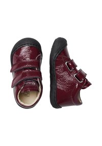 Scarpe per bambini di colore bordeaux con finitura lucida in vernice, dotate di due cinturini regolabili in Velcro, suole in gomma nere e design con punta arrotondata.