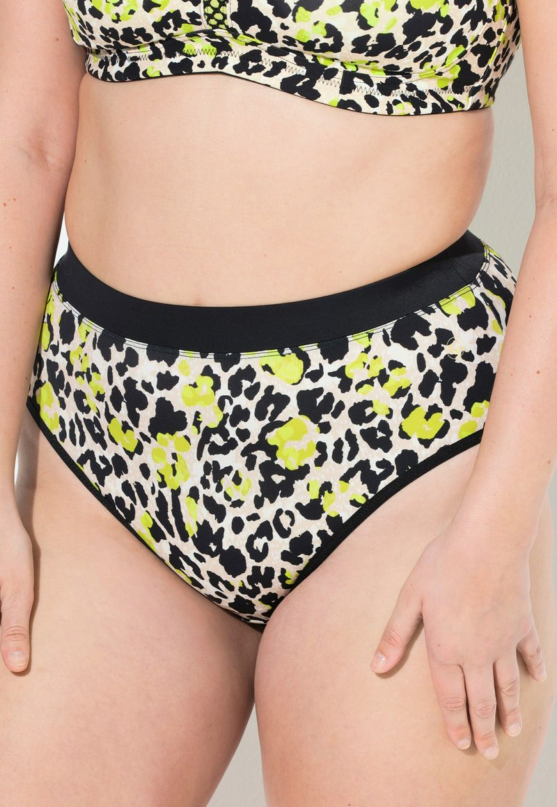 Bikini w wysokim stanie w czarno-białym neonkowo-zielonym wzorze w panterę. Posiada czarną elastyczną talię i gładką fakturę.