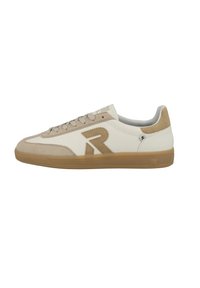 Vita och beige sneakers med en mocka tåhätta, snörningsdesign, präglad logotyp och gummisulor. Lätta syntetiska och lädermaterial.