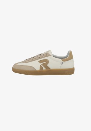 Witte en beige sneakers met een suède neuskap, vetersluiting, reliëflogo en gumrubberen zool. Lichtgewicht synthetische en leren materialen.