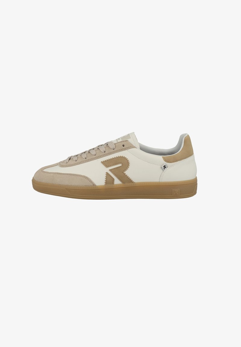 Vita och beige sneakers med en mocka tåhätta, snörningsdesign, präglad logotyp och gummisulor. Lätta syntetiska och lädermaterial.