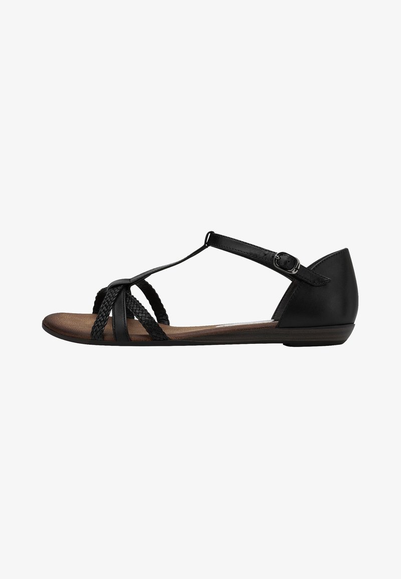 Sandale negre plate cu curele împletite, un design cu curea în T și închidere cu cataramă. Material din piele netedă și o talpă texturată de culoare maronie.