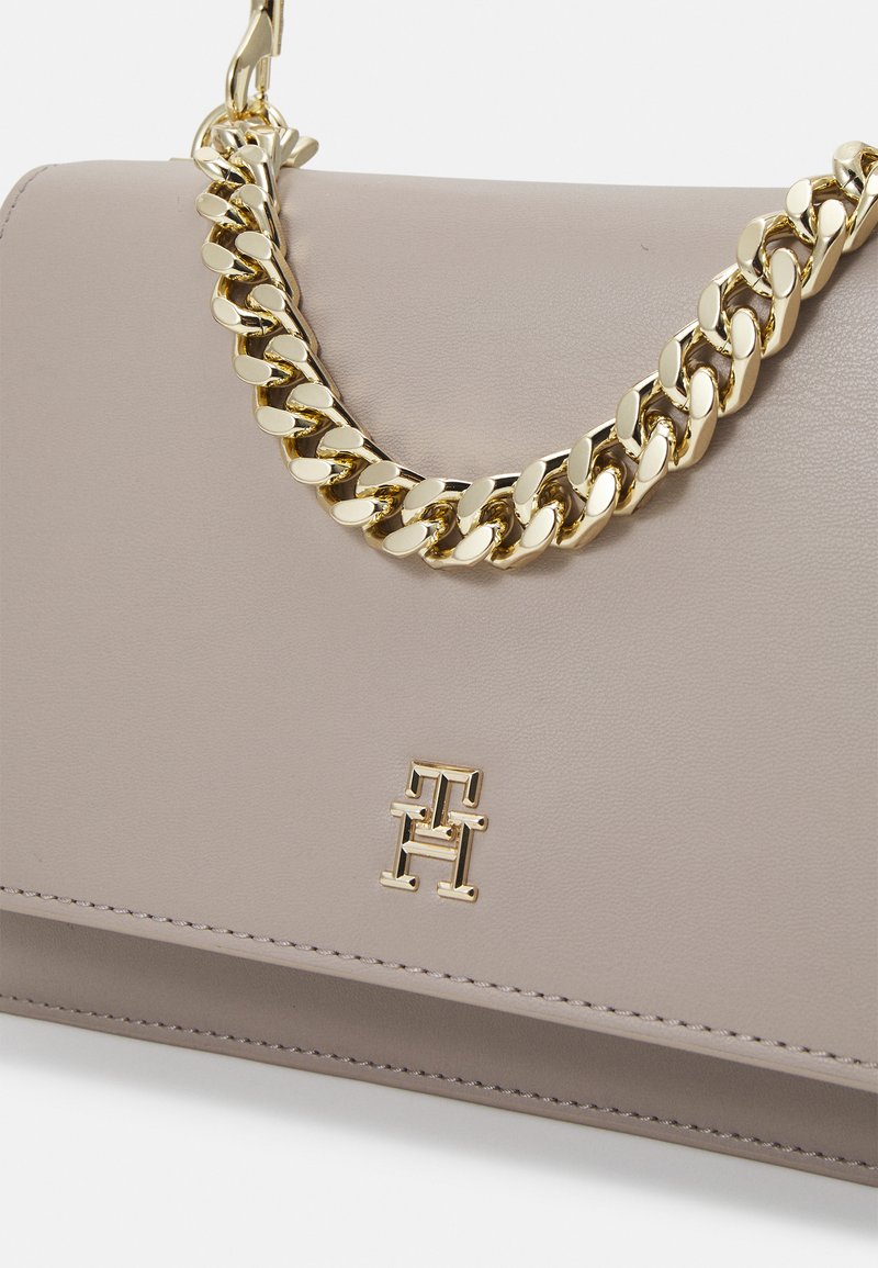 Tommy Hilfiger REFINED CROSSOVER - Handtasche - smooth taupe/taupe 