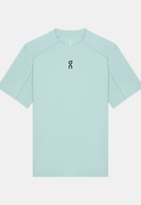 T-shirt de sport bleu clair à manches courtes avec un petit logo noir centré près de l'encolure sur un fond blanc uni.