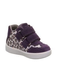 Lila und leopardenfarbene Kleinkind-Sneaker mit zwei Klettverschlüssen, samtartiger Textur und einer weißen Gummisohle.