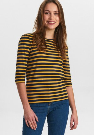Gestreepte marineblauwe en gele top met driekwart mouwen, gemaakt van zachte stof. Heeft een ronde hals en een relaxed fit.