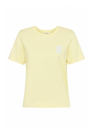 T-shirt en coton jaune clair à manches courtes avec col rond, comportant le texte "LOVE" brodé en blanc sur le côté gauche de la poitrine.
