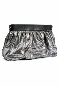 Mała srebrna kopertówka z miękkimi fałdami, czarną skórzaną górną wkładką i prostokątną ozdobną metalową płytką z przodu.