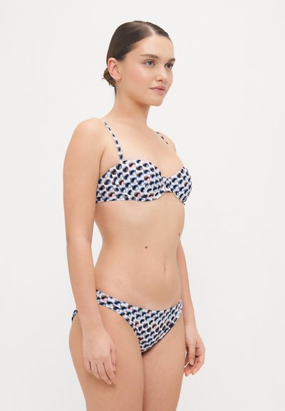 Bikini-set med mønstrede stoff med vekslende blå og rosa sirkler, underwire-bh og justerbare tynne stropper. Myk tekstur.