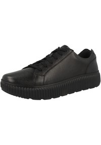 Sneaker nera in pelle testurizzata con punta arrotondata. Presenta lacci neri e un design della suola spessa e rigata.
