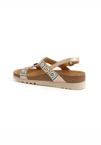 Beige sandaal met een gestructureerde kurken zool, een verstelbaar riempje en decoratieve kraalaccenten in blauw en wit. Heeft een lichtgewicht ontwerp.