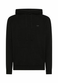 Felpa nera con cappuccio e tasca a marsupio, presenta un piccolo logo sul petto. Realizzata in tessuto morbido con polsini e orlo a costine.