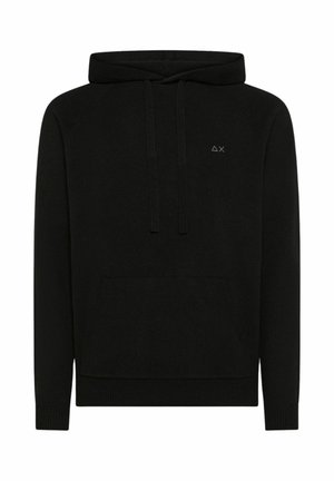 Felpa nera con cappuccio e tasca a marsupio, presenta un piccolo logo sul petto. Realizzata in tessuto morbido con polsini e orlo a costine.